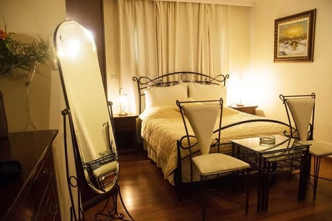 Deluxe Room | Minibar, in-room safe, desk, iron/ironing board