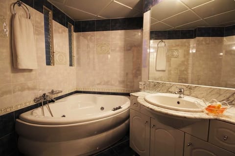 Deluxe Room | Bathroom | Shower, free toiletries, hair dryer, slippers