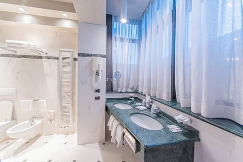 Suite | Bathroom | Shower, rainfall showerhead, free toiletries, hair dryer