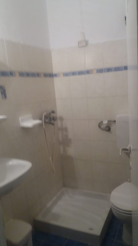 Standard Double or Twin Room, Sea View | Bathroom | Shower, free toiletries, hair dryer, towels