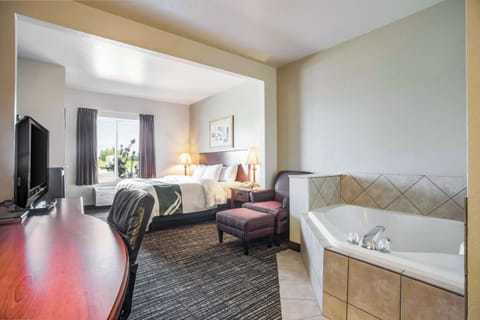 Suite, 1 King Bed, Non Smoking, Jetted Tub | Free WiFi, bed sheets