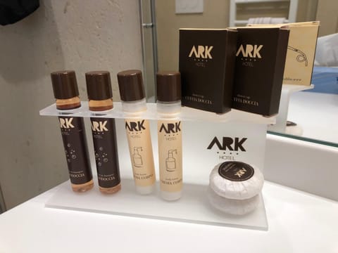 Shower, rainfall showerhead, free toiletries, bidet