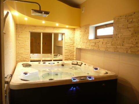 Indoor spa tub