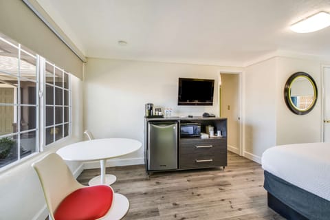 Room, 1 King Bed, Non Smoking | Desk, iron/ironing board, free WiFi, bed sheets