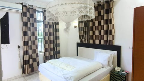 Standard Double Room | Laptop workspace