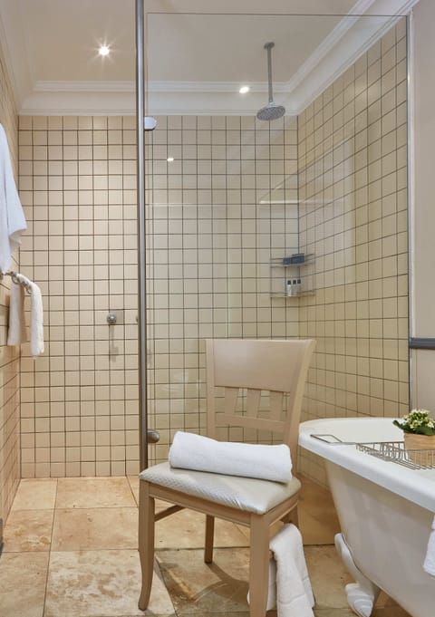 Separate tub and shower, deep soaking tub, rainfall showerhead