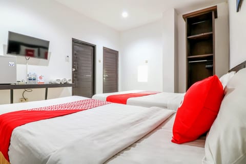 Superior Suite | Desk, soundproofing, rollaway beds, free WiFi