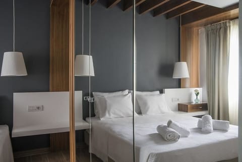 Standard Double Room | Minibar, in-room safe, soundproofing, iron/ironing board