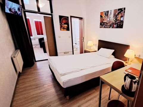 Single Room | Premium bedding, in-room safe, desk, free WiFi