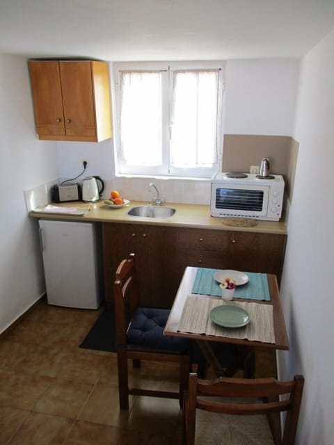 Standard Studio, Garden View, Mezzanine | Private kitchenette | Fridge, stovetop, coffee/tea maker, electric kettle