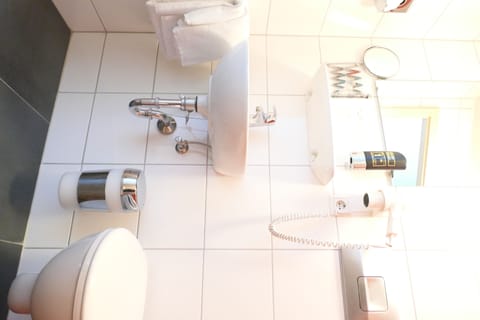 Single Room | Bathroom | Shower, free toiletries, hair dryer, towels