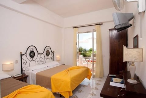 Triple Room | Desk, bed sheets