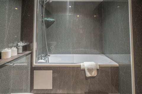 Suite | Bathroom | Combined shower/tub, hair dryer, towels