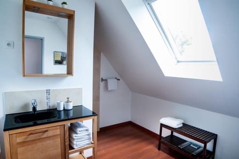 Standard Quadruple Room, Ensuite, Garden View (1) | Bathroom | Hair dryer, towels, soap, shampoo