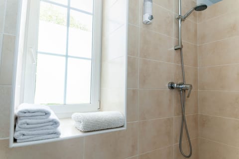 Double Room, Ensuite, Garden View | Bathroom | Hair dryer, towels, soap, shampoo