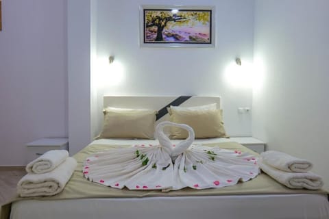 Standard Duplex | Desk, free WiFi, bed sheets