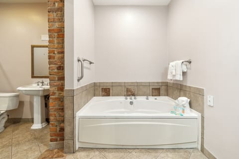 Combined shower/tub, free toiletries, hair dryer, towels