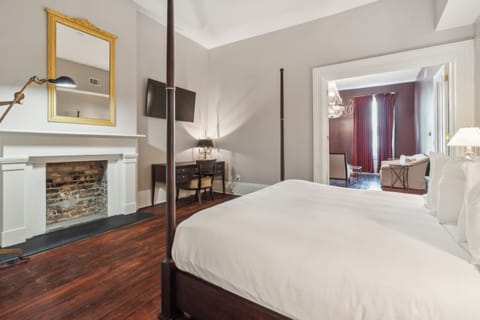 Executive Suite, 1 King Bed with Sofa bed | Pillowtop beds, in-room safe, desk, laptop workspace