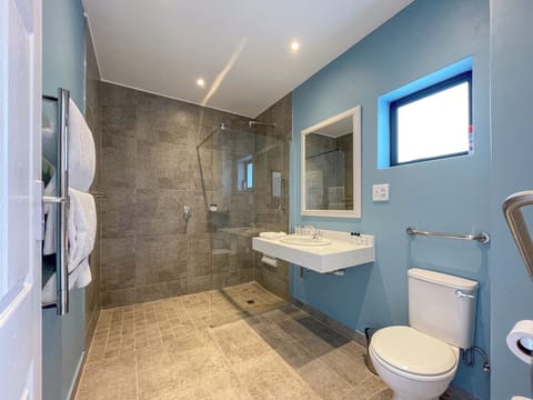 Comfort Double Room | Bathroom | Separate tub and shower, free toiletries, hair dryer, towels