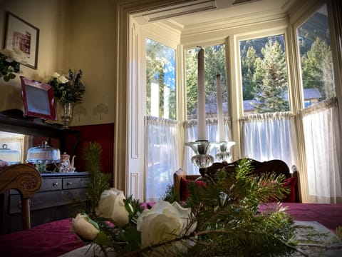 Free local cuisine breakfast