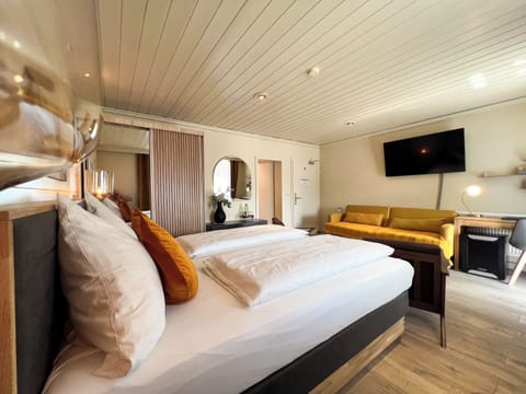 Deluxe Double Room, Balcony, Lake View | Hypo-allergenic bedding, in-room safe, individually furnished, free WiFi