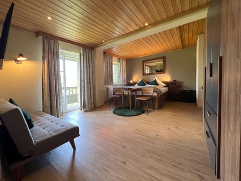 Classic Double Room, Balcony | Hypo-allergenic bedding, in-room safe, individually furnished, free WiFi