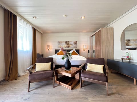 Deluxe Double Room, Balcony, Lake View | Hypo-allergenic bedding, in-room safe, individually furnished, free WiFi