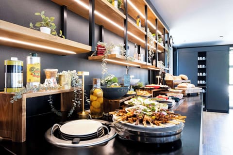 Breakfast, lunch, dinner served; French cuisine 