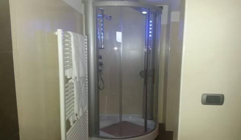 Standard Room | Bathroom shower