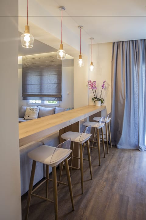 Deluxe Apartment, 4 Bedrooms, Balcony, City View | In-room dining