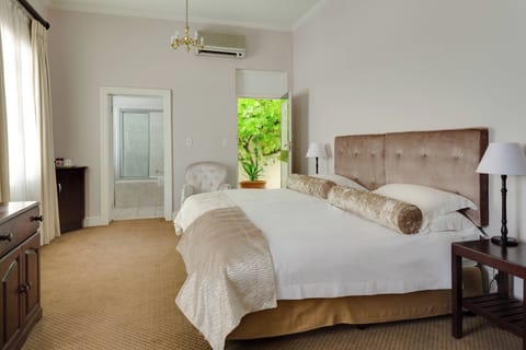 Room, 1 Double Bed, Smoking | Premium bedding, in-room safe, individually decorated, laptop workspace
