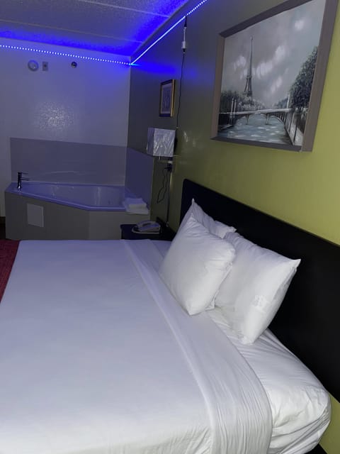 Deluxe Suite, 1 Double Bed, Non Smoking, Hot Tub | Pillowtop beds, blackout drapes, WiFi, bed sheets