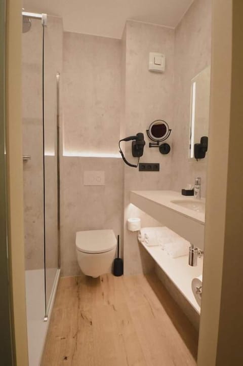 Superior Twin Room | Bathroom | Combined shower/tub, hair dryer, towels