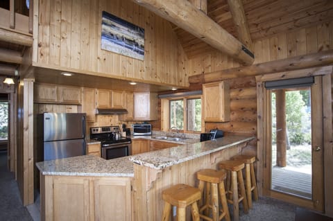 Mountain Chalet | Private kitchen | Microwave, coffee/tea maker, electric kettle