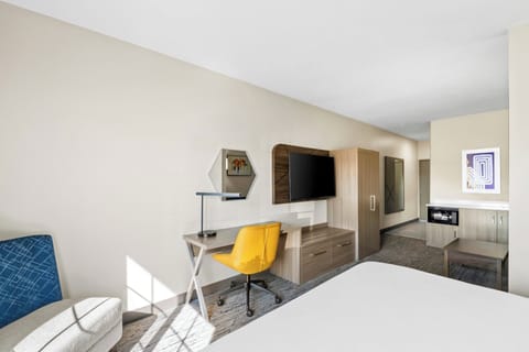 Suite, 1 King Bed | Pillowtop beds, in-room safe, desk, blackout drapes