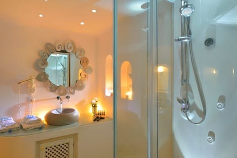 Suite (Elegant) | Bathroom | Shower, designer toiletries, hair dryer, bathrobes