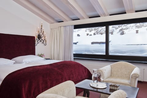 Hypo-allergenic bedding, minibar, in-room safe, desk