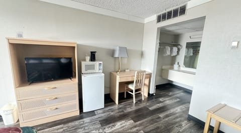 Standard Room, 1 King Bed, Smoking | Living area | Flat-screen TV