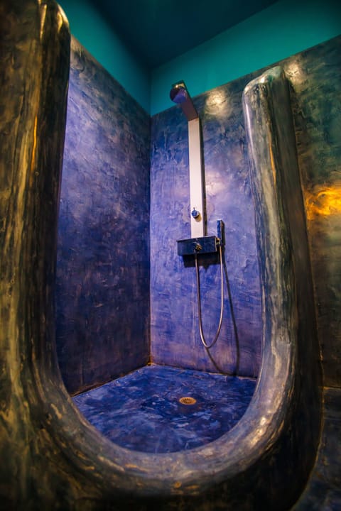 Superior Volcano View Room | Bathroom shower