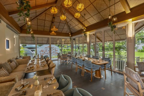 3 restaurants; breakfast, lunch, and dinner served