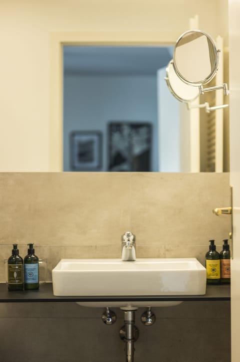 Shower, free toiletries, bathrobes, slippers