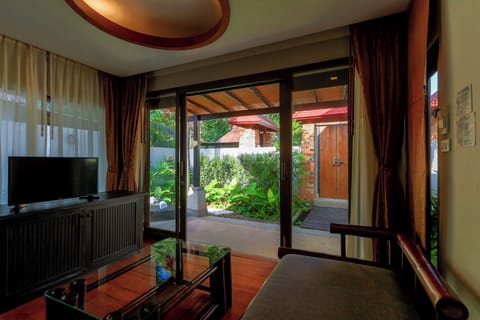 Grand Cottage (Privacy Cottage) | Living area | 32-inch TV with digital channels