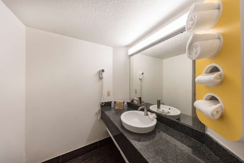 Combined shower/tub, hair dryer, towels