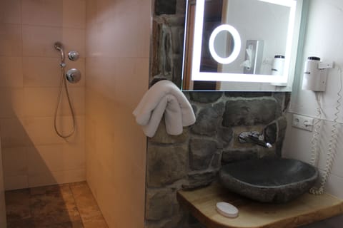 Deluxe Double Room, 1 Double Bed | Bathroom | Shower, free toiletries, hair dryer, towels