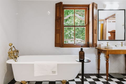 Double or Twin Room, 1 Bedroom, Non Smoking, Resort View | Bathroom | Separate tub and shower, deep soaking tub, designer toiletries