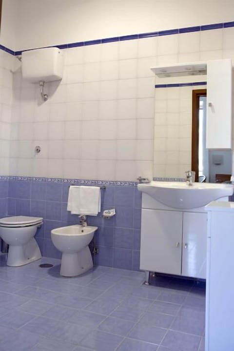 Classic Double Room, Sea View | Bathroom | Shower, free toiletries, hair dryer, bidet