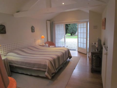 Premium bedding, desk, iron/ironing board, free cribs/infant beds