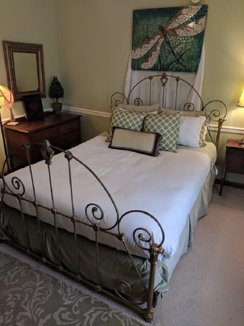 Standard Room, 1 Queen Bed, Non Smoking (Vintage Room 2) | Premium bedding, individually decorated, individually furnished