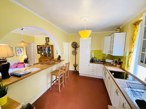 Superior Studio Suite, Courtyard View | Private kitchen