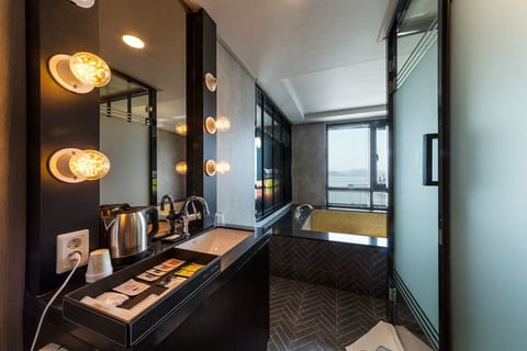 Royal Suite, 1 Bedroom | Bathroom sink